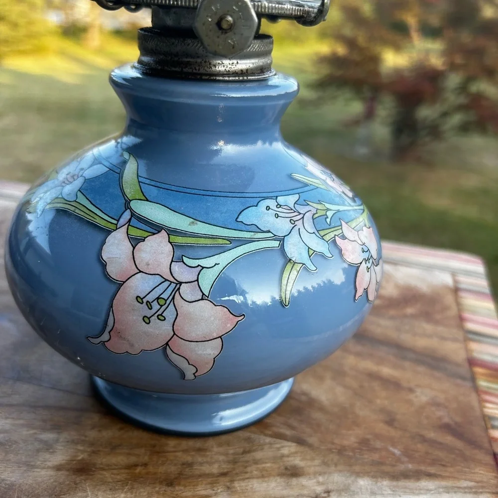Vintage 1980 Kaadan Limited Blue Day Lily Flower Oil Parafin Lamp w/ Glass Globe